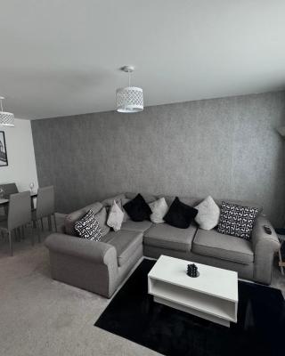 Modern 2 bed city apartment with private parking
