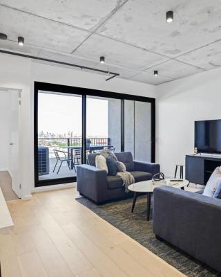 Ovation - Central Footscray Apt w parking & pool