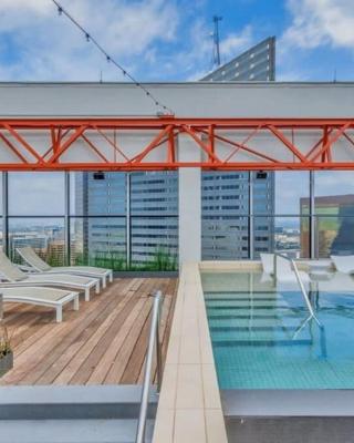 22nd FL Bold CozySuites with pool, gym, roof