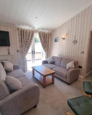 Milford on Sea - 4 Bedroom Lodge in Shorefield Country Park