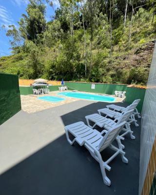 "Kitnet com piscina 4 quarteirões da Praia das Toninhas - Ubatuba"