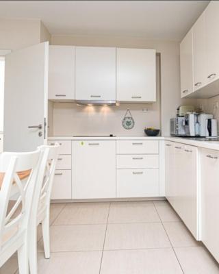 Elegant Spacious Room, Steps from Luxembourg Train Station