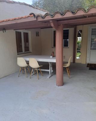 Maison du bonheur calme et verdure