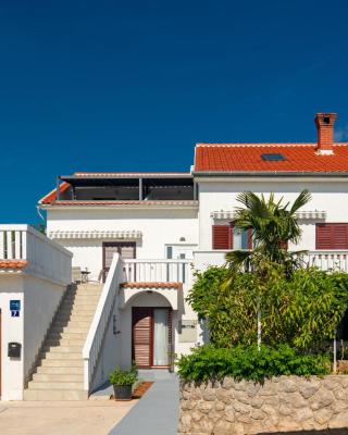 Apartments and rooms with parking space Njivice, Krk - 17010