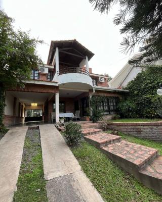 CASA GRAND BOURG CON MAGNÍFICA VISTA Y PILETA