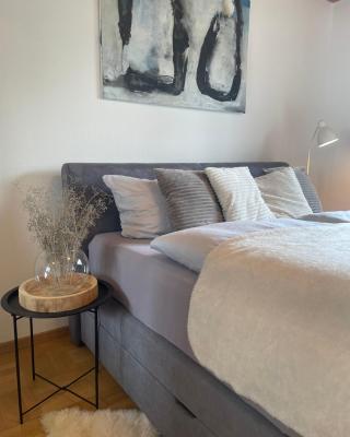 CROWN LIVING Design Apartment - 2 Schlafzimmer - Küche - gratis Parkplatz - Abstellraum für Fahrräder/Ski