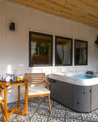 Petit Paradis Studio with hot tub