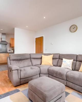 Spacious Penthouse - Sleeps 6, Ideal for Contractors, Families & Business Travellers - Free Parking