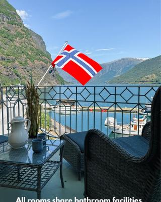 Svingen Guesthouse - Panoramic Fjord Views in Flåm