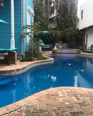 5 BR - Sleeps 10! Best Location next to French Quarter!