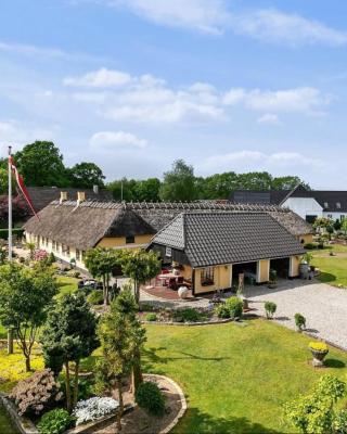 Charmerende stråtag strå hus (med Vildmarksbad)