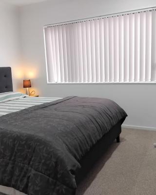 HomeStay! Close to Airport, bus & Train station