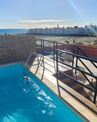 Homes of Spain, Apartamentos Paraíso, Ed Palmerston, Atico O, Suite con Piscina Privada en solárium, vistas al mar, a 50 m de la playa, WIFI