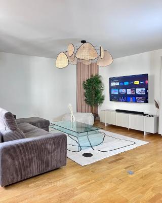 Grand Appartement ultra moderne Plein Centre, plage à pieds, avec parking