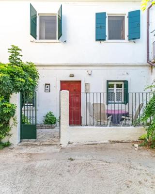 Historic Downtown Home in Gaios