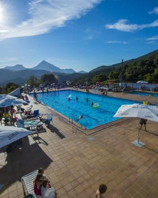 Uxarte -Alojamiento, restaurante y piscinas