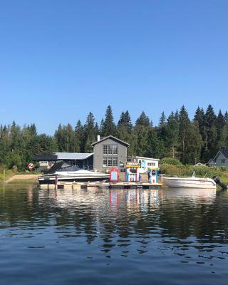 Lägenhet med sjötomt. Vildmark i tätort.