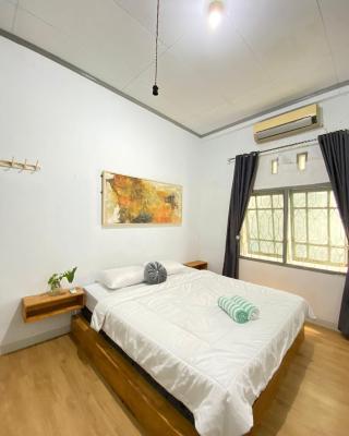 Lorent Hostel Near Padang Beach