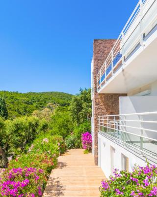 Modern studio with AC and large terrace on the beach in Cavalaire - Welkeys