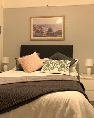 Cliftonville, en-suite room, fridge microwave TV, great value homestay near the sea