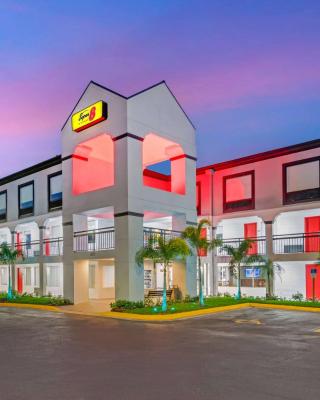 Super 8 by Wyndham Orlando Near Florida Mall