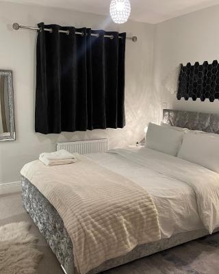 En-suite bedroom in a family home near Gatwick airport and Horley station