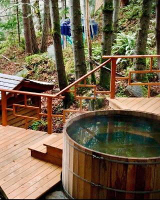 Sungate on Salt Spring - Luxurious Suite with Cedar Hot Tub & View