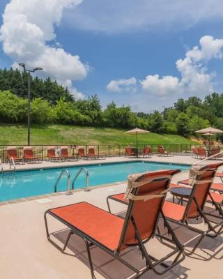 NEW Const Sleeps 6 Pool - close to Pkwy