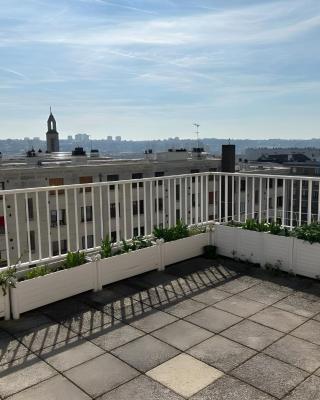 Studio à proximité immédiate des transports avec une terrasse