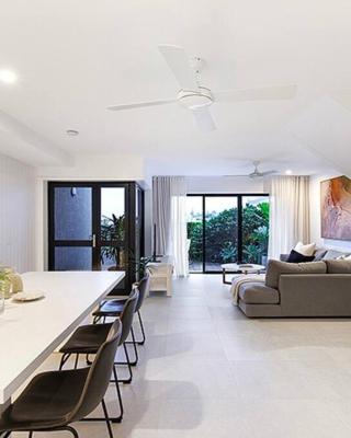 'Sunrise Luxury Beach Retreat, easy walk to beach
