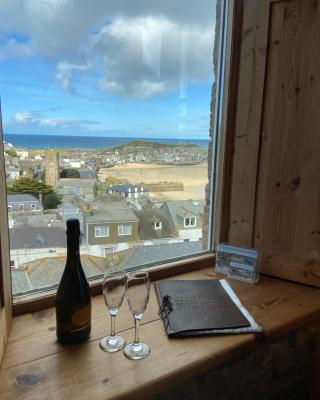 HUER'S WATCH a beautifully presented PRIVATE APARTMENT with far reaching VIEWS Over ST IVES HARBOUR and BAY and FREE ONSITE PARKING for LARGER GROUPS book along with our Connecting TWO SISTER APARTMENTS