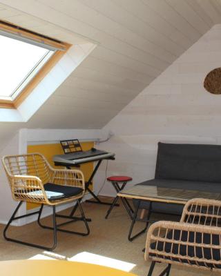 Chambre d'hôte, avec espace vue sur mer, à 400 m du port au 2ème et 3ème étage d'une maison typique de Saint Vaast La Hougue