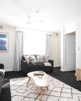 CBD Apartment by the Park: WiFi & Parking
