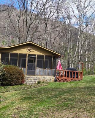 Bryson City Creekside Home with Hot Tub- 3 bedroom-2 bath home