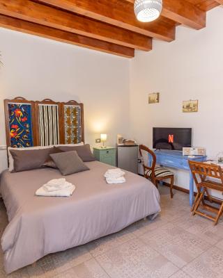 CENTRO STORICO Redmood House a 5 min dal Mare, Breakfast, Aria Condizionata, Wi-Fi e Netflix