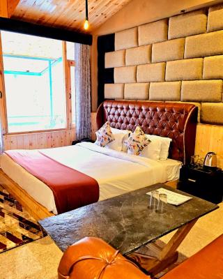 Hotel Old Manali with Balcony and Mountain Views, Near Manali Mall Road