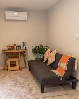 Back Garden Flat with Free On Street Parking and Fiber WIFI - 15 mins to Ferry, Stadium, CBD