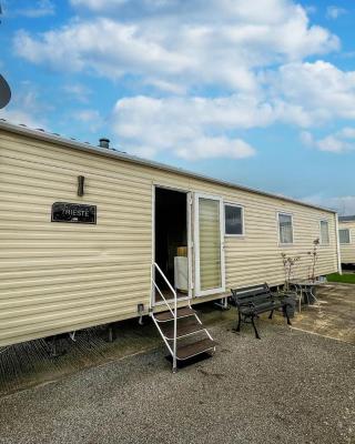 Lovely 8 Berth Caravan With Wifi At Seawick Holiday Park In Essex Ref 27431sw