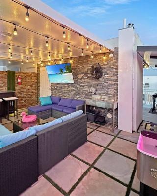 Vacay Spot experience Luna Sky! 65" TV BAR, BBQ, SHOWER massage jets, music, go to FL Keys