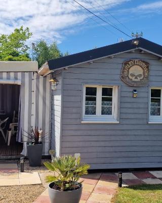 Chalet et caravane sur terrain privé , mer à pied