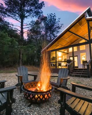 NEW Farmhouse-Chic Cabin with Hot Tub & Firepit