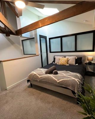 Well located Apt with Loft Bedroom & Aircon