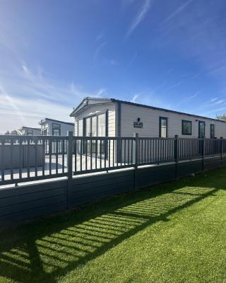 Luxury Lodge With Stunning Full Sea Views In Suffolk Ref 20234bs