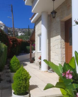 Villa Best Holiday- breathtaking sea views, amazing garden, private pool, BBQ, next to CORAL BAY, Lower Peyia, Paphos