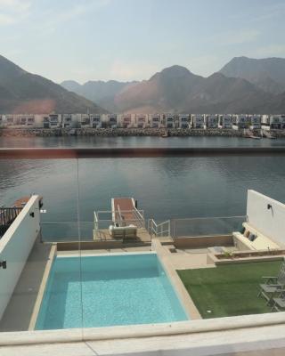 The Coral Villa with marina access, free ka yak and private pool - Al Dana Island Fujairah