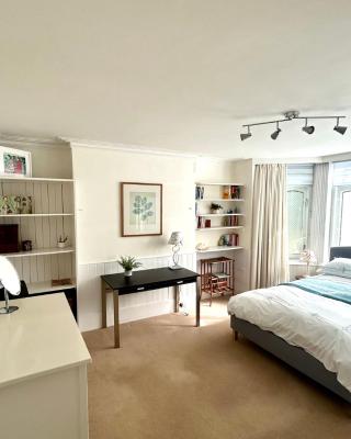 East Finchley N2 apartment close to Muswell Hill & Alexandra Palace with free parking on-site