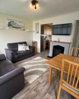 Chalet 192, Hemsby - Two bed chalet, sleeps 5, pet friendly, bed linen and towels included