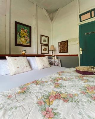Ruma Kaca Simanindo Bed&Breakfast