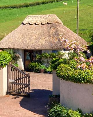 The Nest - Thatched seaside country cottage for two