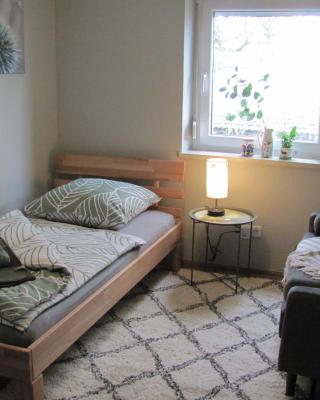 #3 Gemütliches ruhiges Zimmer Gartenblick, Gemeinschaftsbad W-Lan Airport nah gelegen mit Late Night Check in Haus Nr 9,5